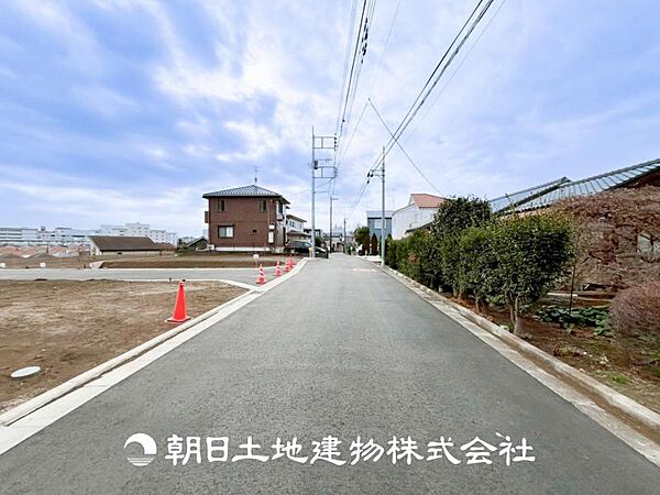 【前面道路】 車通りの少ない閑静な住宅街に位置しております。車庫入れもゆとりある良好な環境で、子育てへの安心感と家族で遊べる自然が身近な嬉しい立地です。