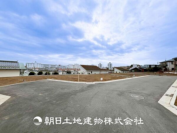 【外観写真】表現された空間はたくさんの光を浴び、風を感じ、暮らしの時間を豊かにしてくれます。デザインされた空間と競い合うかのような充実した建物と共に大切な家族の思い出を刻んでいきます。