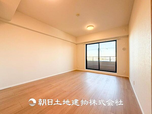 【リビング】大切なご家族、招いた友人と過ごすひと時を溢れる光が優しく包み込む空間。大切な人とともに、心穏やかに過ごすひととき。家族との時間、自分の時間を大切にできる空間を作りました。