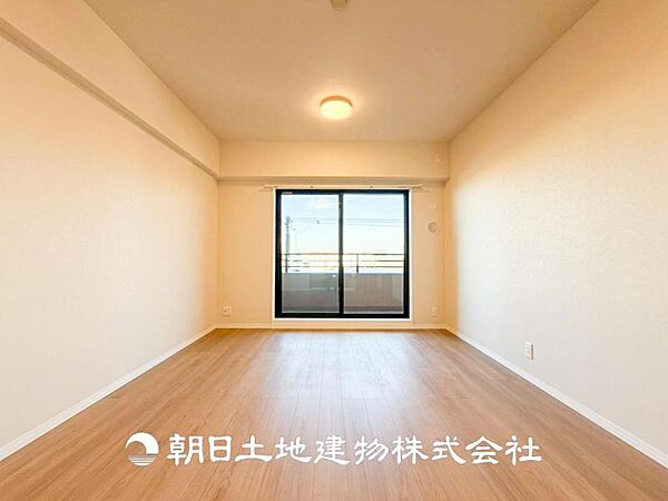 【リビング】1日の中で最も長い時間を過ごすことになるリビングだからこそ、いつも笑顔があふれる空間であるように。広々とした空間から幸せな未来を。