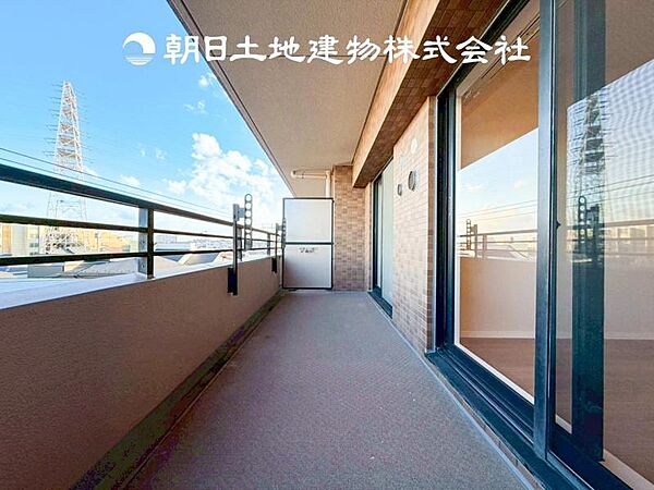 【バルコニー】温かい太陽を感じる事ができるのは、目の前に遮るものが無いから。彼方に広がる風景が絵画のように広がります。