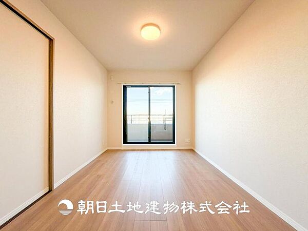 【居室】爽やかな空間演出とセンス良く纏められた室内は良質な寛ぎ空間。そこで暮らす大切な人達のことを考え造りこんだ空間は日々の生活に安らぎを与えてくれます。