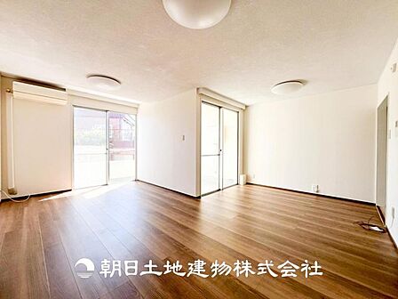 【リビング】リビングにはみんなが集い、食事や楽しい会話が始まる。話に夢中になりすぎて、ついつい時を忘れてしまう。そんな束の間の幸せを感じさせてくれる場所。