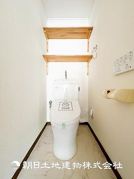 【トイレ】温水洗浄便座付トイレです。毎日使う場所だから、より快適な空間に仕上げられています。