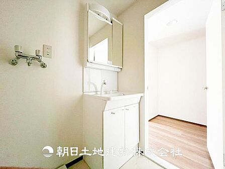 【洗面化粧台】広々とした洗面化粧台はたっぷり収納もさる事ながら、身だしなみチェックや歯磨きなど、朝の慌ただしい時間でも心に余裕とゆとりを作ってくれます。