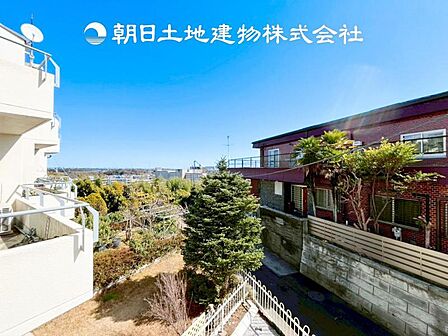 【眺望】温かい太陽を感じる事ができるのは、目の前に遮るものが無いから。彼方に広がる風景が絵画のように広がります。