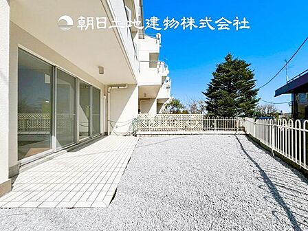 【お庭】年中大活躍のプライベート空間になるお庭は、ご家族の団らんの場として最適なスペース。