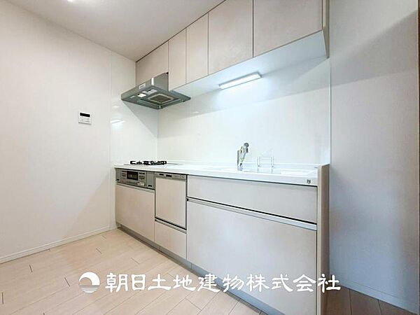 【キッチン】住宅の主役でもあり、日常生活を過ごす上で重要な水回りでもあるからこそ機能性・デザイン性に拘りました。お掃除のしやすいシステムキッチンを設置しました。