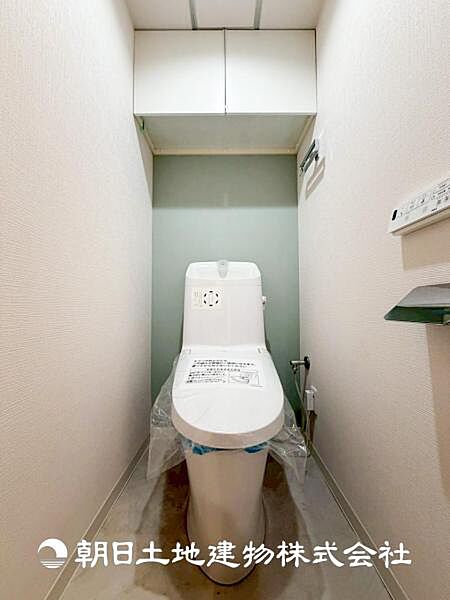 【トイレ】温水洗浄便座付トイレです。毎日使う場所だから、より快適な空間に仕上げられています。