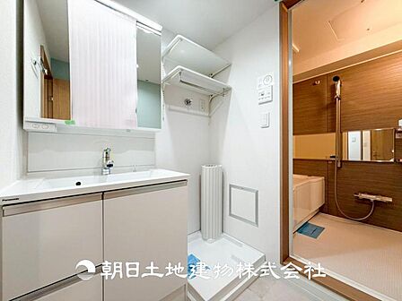 【洗面化粧台】広々とした洗面化粧台はたっぷり収納もさる事ながら、身だしなみチェックや歯磨きなど、朝の慌ただしい時間でも心に余裕とゆとりを作ってくれます。