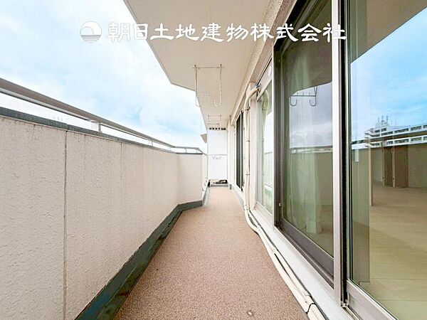 【バルコニー】温かい太陽を感じる事ができるのは、目の前に遮るものが無いから。彼方に広がる風景が絵画のように広がります。
