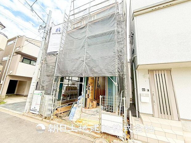 【外観写真】開放的で明るい空間が広がるLDK。リビングには暖かな太陽が降り注ぎ、爽やかな住空間です。お友達を呼んでお茶をしたり、一緒に料理を楽しみながら楽しい時間を。