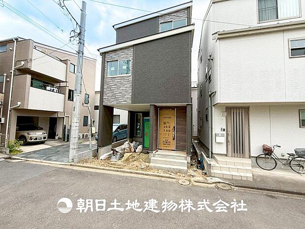 【外観写真】目の前に手を伸ばせば、触ることが出来そうな環境が、そのままインテリアになったような印象です。その豊かな眺望にふさわしい空間には、通風・採光にも優れ、心地よい光と風があふれています。