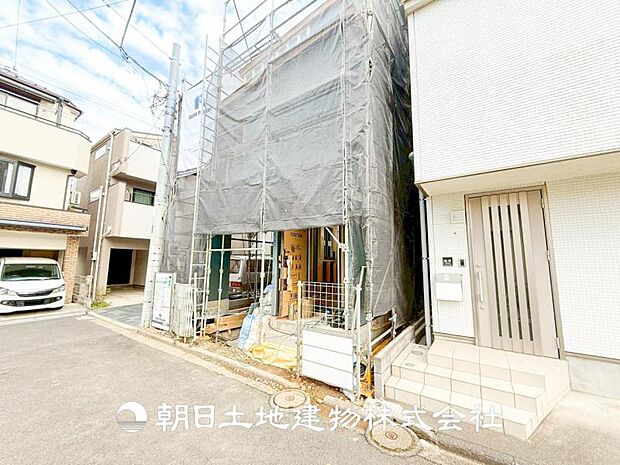 【外観写真】目の前に手を伸ばせば、触ることが出来そうな環境が、そのままインテリアになったような印象です。その豊かな眺望にふさわしい空間には、通風・採光にも優れ、心地よい光と風があふれています。