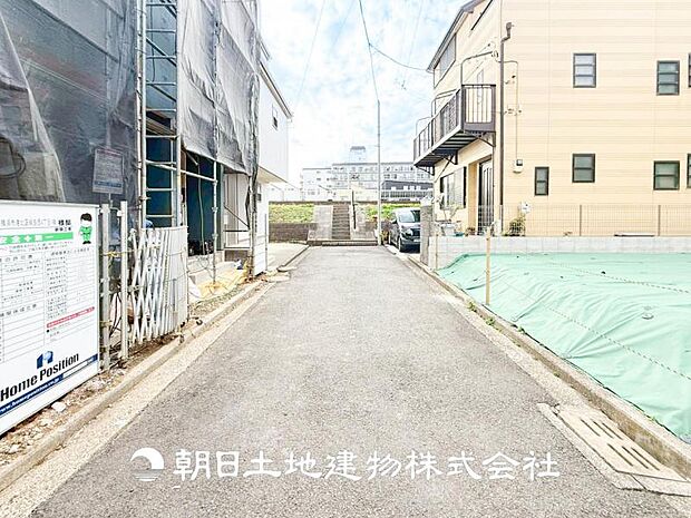 【前面道路】前面道路は閑静な住宅地をはしる車通りの少ない道路。