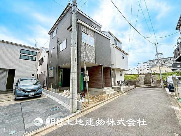 【前面道路】 車通りの少ない閑静な住宅街に位置しております。車庫入れもゆとりある良好な環境で、子育てへの安心感と家族で遊べる自然が身近な嬉しい立地です。