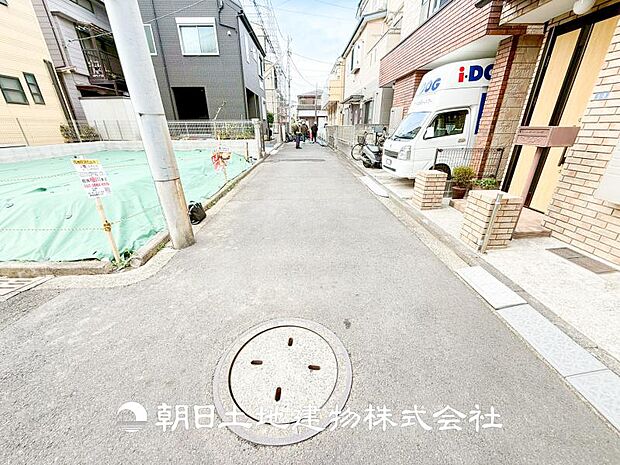 【前面道路】 車通りの少ない閑静な住宅街に位置しております。車庫入れもゆとりある良好な環境で、子育てへの安心感と家族で遊べる自然が身近な嬉しい立地です。