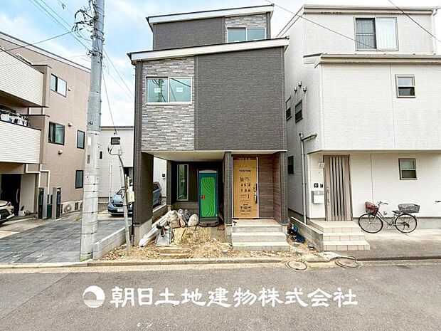 【外観写真】家族の色を映し出す洗練された邸宅は、ずっと輝き続けながらいつしか街の風景に溶け込んでいきます。