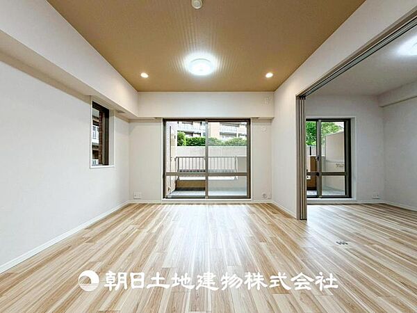 【リビング】1日の中で最も長い時間を過ごすことになるリビングだからこそ、いつも笑顔があふれる空間であるように。広々とした空間から幸せな未来を。