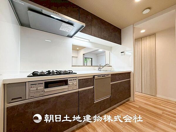 【キッチン】仲良しなご夫婦、お子様、みんなでお料理ができる程の贅沢なスペースを実現したキッチンとなっております。みんなで作った料理を召し上がりながらの会話は盛り上がること間違いなしです。