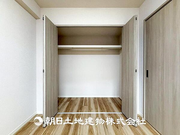 【収納】部屋ごとに設けた収納は住みやすさへのこだわりがあります。シンプルで使いやすい収納スペース。