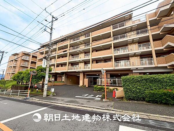 【外観写真】表現された空間はたくさんの光を浴び、風を感じ、暮らしの時間を豊かにしてくれます。デザインされた空間と競い合うかのような充実した建物と共に大切な家族の思い出を刻んでいきます。