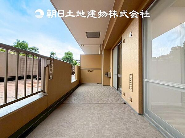 【バルコニー】温かい太陽を感じる事ができるのは、目の前に遮るものが無いから。彼方に広がる風景が絵画のように広がります。