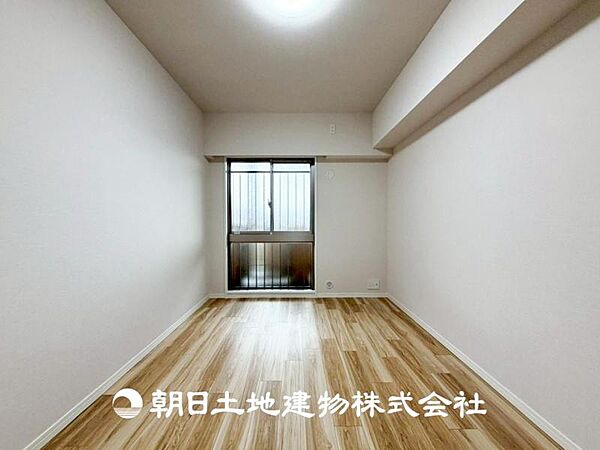 【居室】爽やかな空間演出とセンス良く纏められた室内は良質な寛ぎ空間。そこで暮らす大切な人達のことを考え造りこんだ空間は日々の生活に安らぎを与えてくれます。