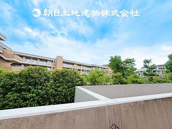 【眺望】目の前に手を伸ばせば、触ることが出来そうな環境が、そのままインテリアになったような印象です。その豊かな眺望にふさわしい空間には、通風・採光にも優れ、心地よい光と風があふれています。