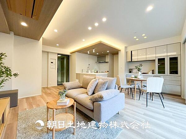 【リビング】大切なご家族、招いた友人と過ごすひと時を溢れる光が優しく包み込む空間。大切な人とともに、心穏やかに過ごすひととき。家族との時間、自分の時間を大切にできる空間を作りました。