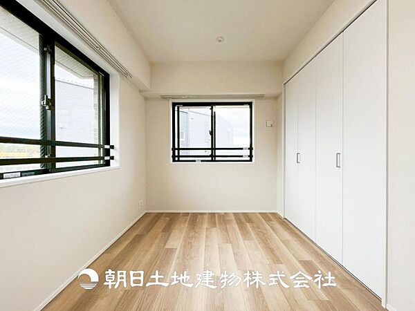 【居室】爽やかな空間演出とセンス良く纏められた室内は良質な寛ぎ空間。そこで暮らす大切な人達のことを考え造りこんだ空間は日々の生活に安らぎを与えてくれます。