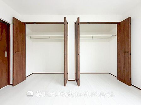 【収納】部屋ごとに設けた収納は住みやすさへのこだわりがあります。シンプルで使いやすい収納スペース。