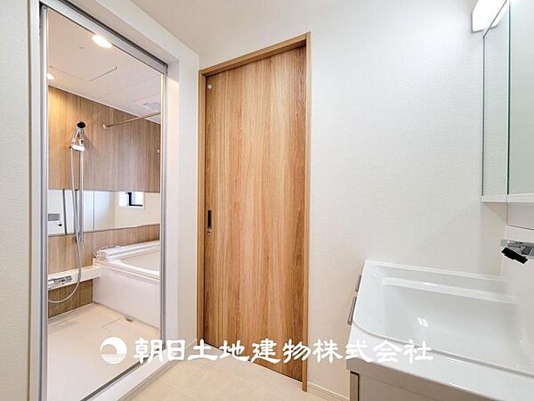 【洗面化粧台】慌ただしい1日が始まり、充実した1日の終わりを締めくくる洗面所。快適に過ごせることはもちろん、収納や機能性を兼ね備えた洗面化粧台です。