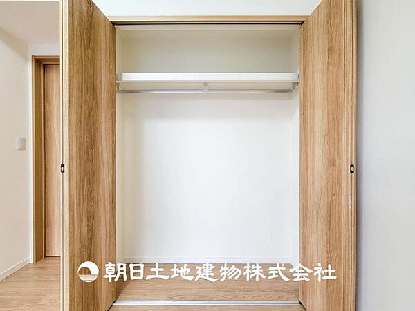 【収納】部屋ごとに設けた収納は住みやすさへのこだわりがあります。シンプルで使いやすい収納スペース。