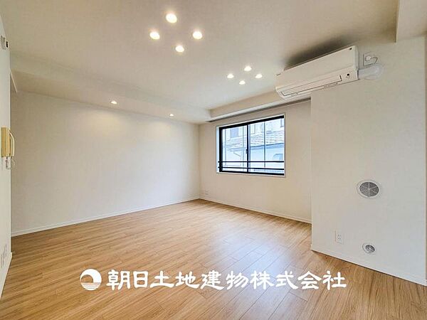 【リビング】大切なご家族、招いた友人と過ごすひと時を溢れる光が優しく包み込む空間。大切な人とともに、心穏やかに過ごすひととき。家族との時間、自分の時間を大切にできる空間を作りました。