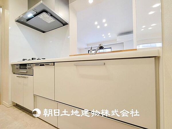 【キッチン】住宅の主役でもあり、日常生活を過ごす上で重要な水回りでもあるからこそ機能性・デザイン性に拘りました。お掃除のしやすいシステムキッチンを設置しました。