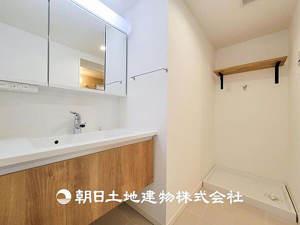【洗面化粧台】慌ただしい1日が始まり、充実した1日の終わりを締めくくる洗面所。快適に過ごせることはもちろん、収納や機能性を兼ね備えた洗面化粧台です。