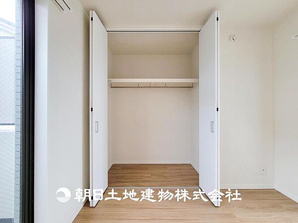 【収納】部屋ごとに設けた収納は住みやすさへのこだわりがあります。シンプルで使いやすい収納スペース。