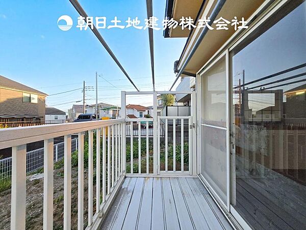 【バルコニー】温かい太陽を感じる事ができるのは、目の前に遮るものが無いから。彼方に広がる風景が絵画のように広がります。