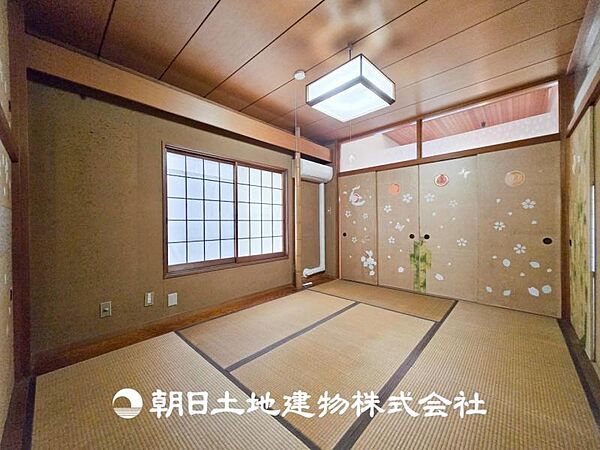 【和室】和室には洋室とはまた違った良さがある。畳の香りに癒され、日本を感じることのできる落ち着きある一部屋です。
