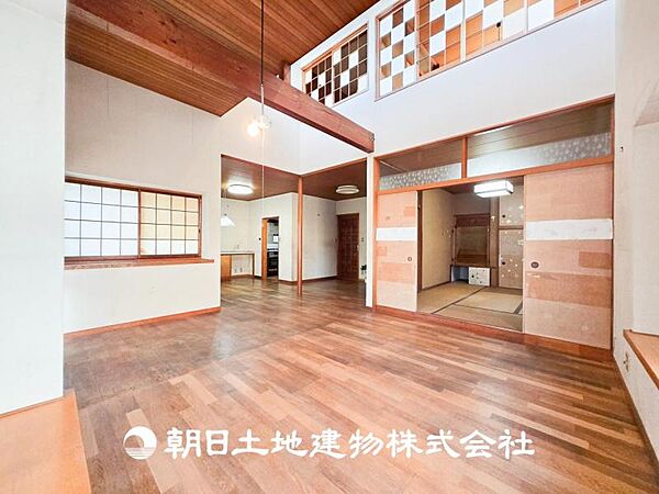 【リビング】開放的で明るい空間が広がるLDK。リビングには暖かな太陽が降り注ぎ、爽やかな住空間です。お友達を呼んでお茶をしたり、一緒に料理を楽しみながら楽しい時間を。