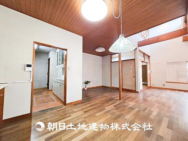 【ダイニング】温かい色合いのフローリングと清々しい爽やかなクロスが明るい空間を創り出しているダイニングキッチン。ゆっくりと過ごす空間に相応しく、ここで楽しむ時間が家族や友人との絆をより深めてくれそうで