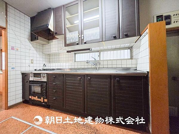 【キッチン】住宅の主役でもあり、日常生活を過ごす上で重要な水回りでもあるからこそ機能性・デザイン性に拘りました。お掃除のしやすいシステムキッチンを設置しました。