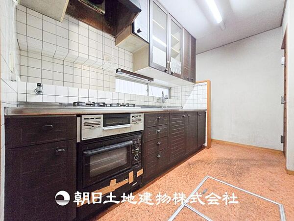【キッチン】仲良しなご夫婦、お子様、みんなでお料理ができる程の贅沢なスペースを実現したキッチンとなっております。みんなで作った料理を召し上がりながらの会話は盛り上がること間違いなしです。