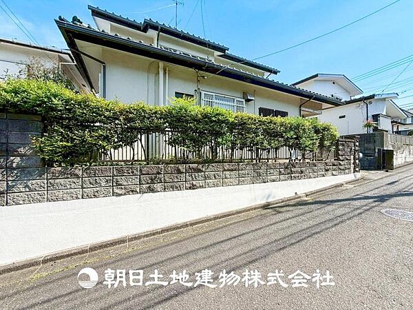 【外観写真】家族の色を映し出す洗練された邸宅は、ずっと輝き続けながらいつしか街の風景に溶け込んでいきます。