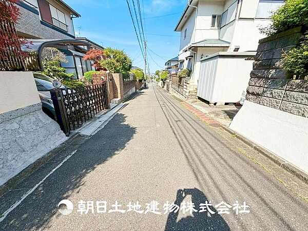 【前面道路】 車通りの少ない閑静な住宅街に位置しております。車庫入れもゆとりある良好な環境で、子育てへの安心感と家族で遊べる自然が身近な嬉しい立地です。