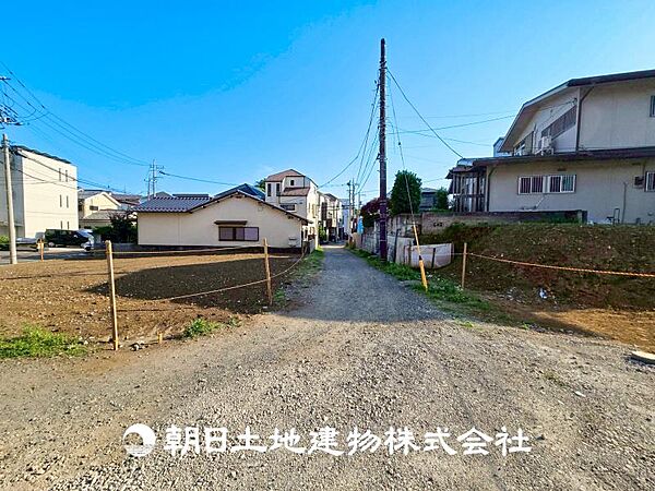 【前面道路】前面道路は閑静な住宅地をはしる車通りの少ない道路。車の出し入れが苦手なママや小さなお子様にも安心です。