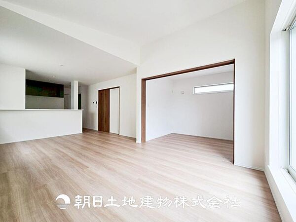 【リビング】大切なご家族、招いた友人と過ごすひと時を溢れる光が優しく包み込む空間。大切な人とともに、心穏やかに過ごすひととき。家族との時間、自分の時間を大切にできる空間を作りました。