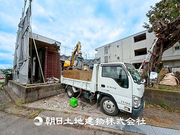 低層一戸建てを中心とした街並みが整然と続き周辺は高い建物がないので、採光や開放性に恵まれ、空が広く閑静な環境です。