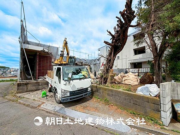 爽やかな青空の下に贅沢なほどに降り注ぐ陽光、豊かな居住性と、クオリティが見事に調和した空間は、住まうことの喜びを感じさせてくれます。